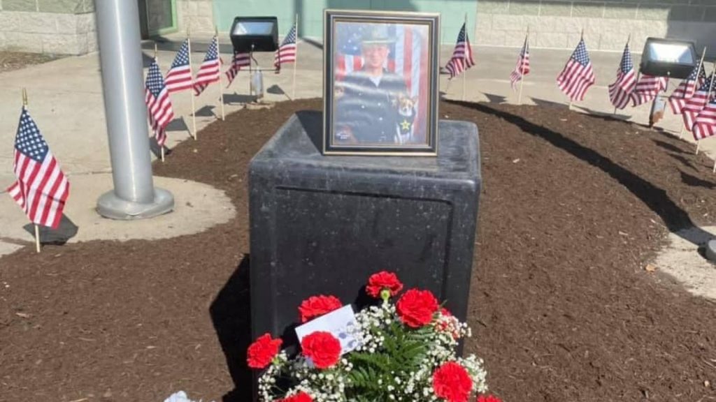 a picture of a soldier on a grave
